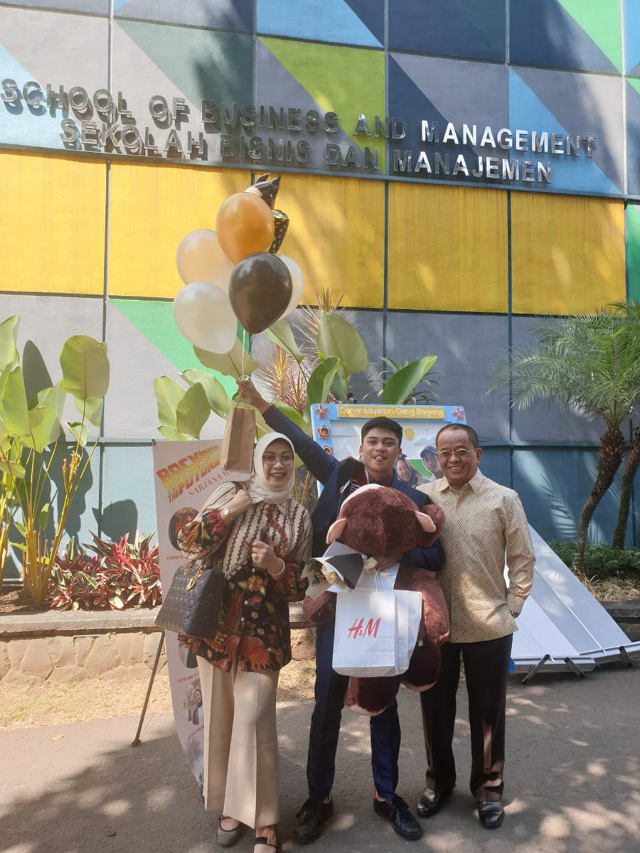 msaid_didu's tweet photo. Selamat buat anakku Muhammad Saddam Zulfikar, lulus di ITB umur 19 thn 3 bln 16 hr  dan kuliah selama 2 tahun 11 bln 15 hari. Terima kasih ya Allah https://t.co/gU2ingtei9