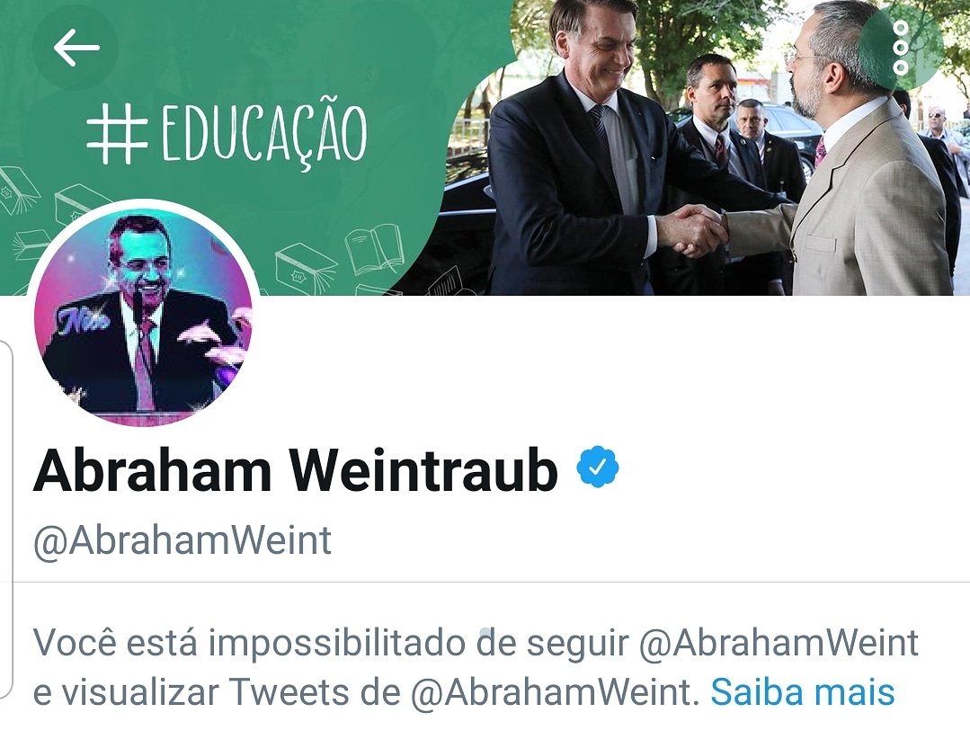 Sou professora há mais de 20 anos. Já trabalhei na rede particular, estadual e Federal. Há quatro anos, além de profa, sou coordenadora de Física do CEFET. Tenho livros publicados sendo usados em escolas. Um deles premiado na literatura. O ministro da Educação me bloqueou.