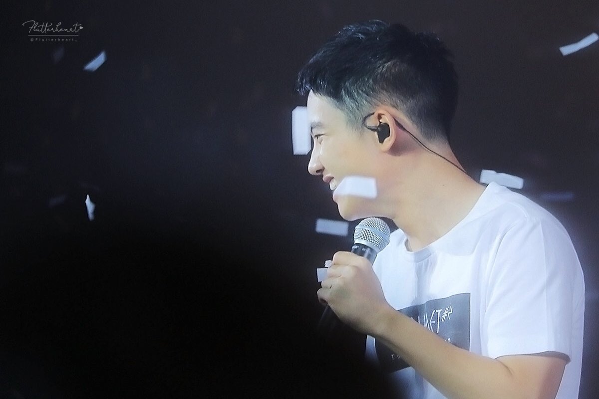ksoosmiling's tweet photo. missing him https://t.co/wx5vd9F6jg