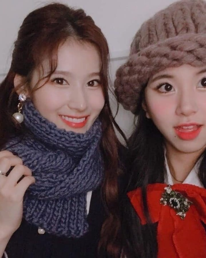 TWICEHISPANO's tweet photo. [Información] 190805 | Se dice que la bufanda que ocupó #Daniel fue obsequiada por #Jihyo ya que también le hizo una misma a sana y el patrón es el mismo. 🥺❤️

cr LoveDALK1210 https://t.co/FSjkGY8eh6