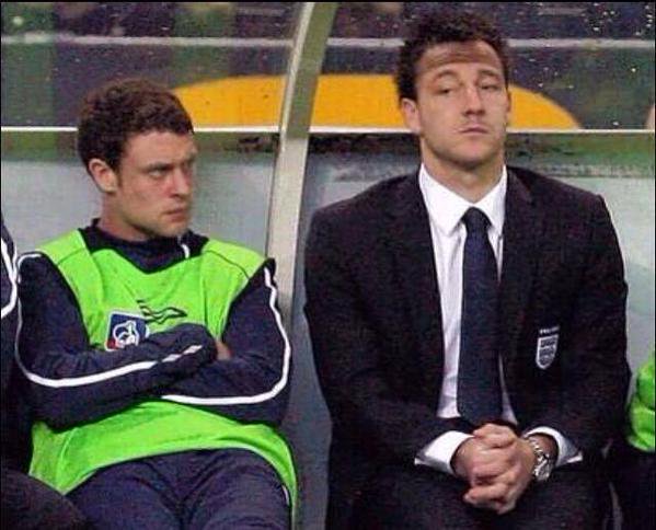  HAPPY BIRTHDAY Wayne Bridge turns 39 today.

Throwback to the most awkward picture in football... 