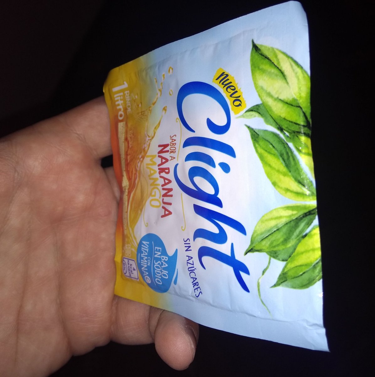 ezequielvera's tweet photo. Me pregunto cuántos de los compradores de esa a aberración llamada #Clight Naranja-Mango lo hacen conscientemente, o por el contrario no miran en detalle el sobrecito, y el color de la palabra "mango" se les camufla con el fondo.
No podrían poner un color mas constrastado? https://t.co/vatJN3YDG1