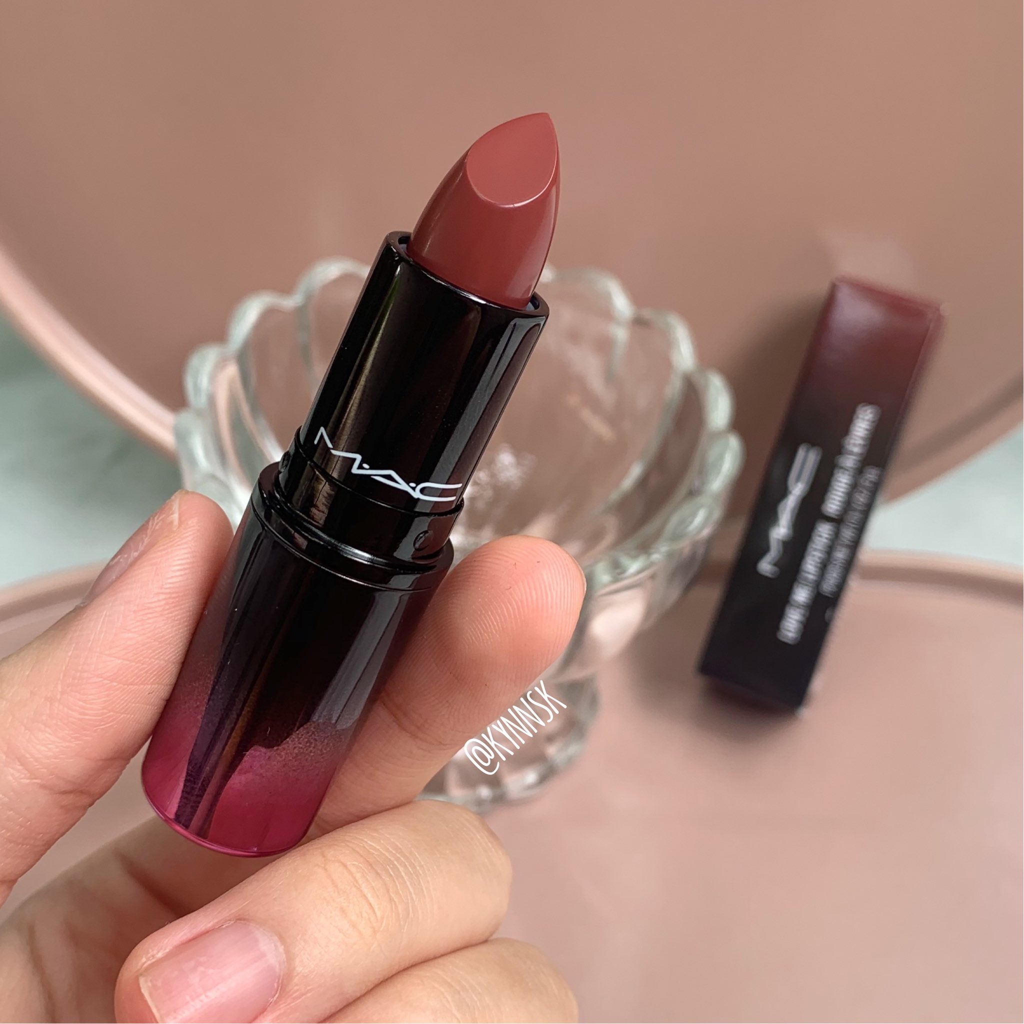 ট ইট র Kyn ล ป Mac ร นใหม Love Me Lipstick เน อล นๆทาง าย ส ช ด ช วยกลบส ปากและเต มเต มร องปากด วย ทาแล วปากด เน ยนข น คนปากแห งก ทาได เน อล ปบางเบาทาแล วไม หน กปาก อ นน ส 408 Bated Breath เป นแดงอมชมพ ท ต ดม วงอะ ส สวยมาก ทาบางๆก
