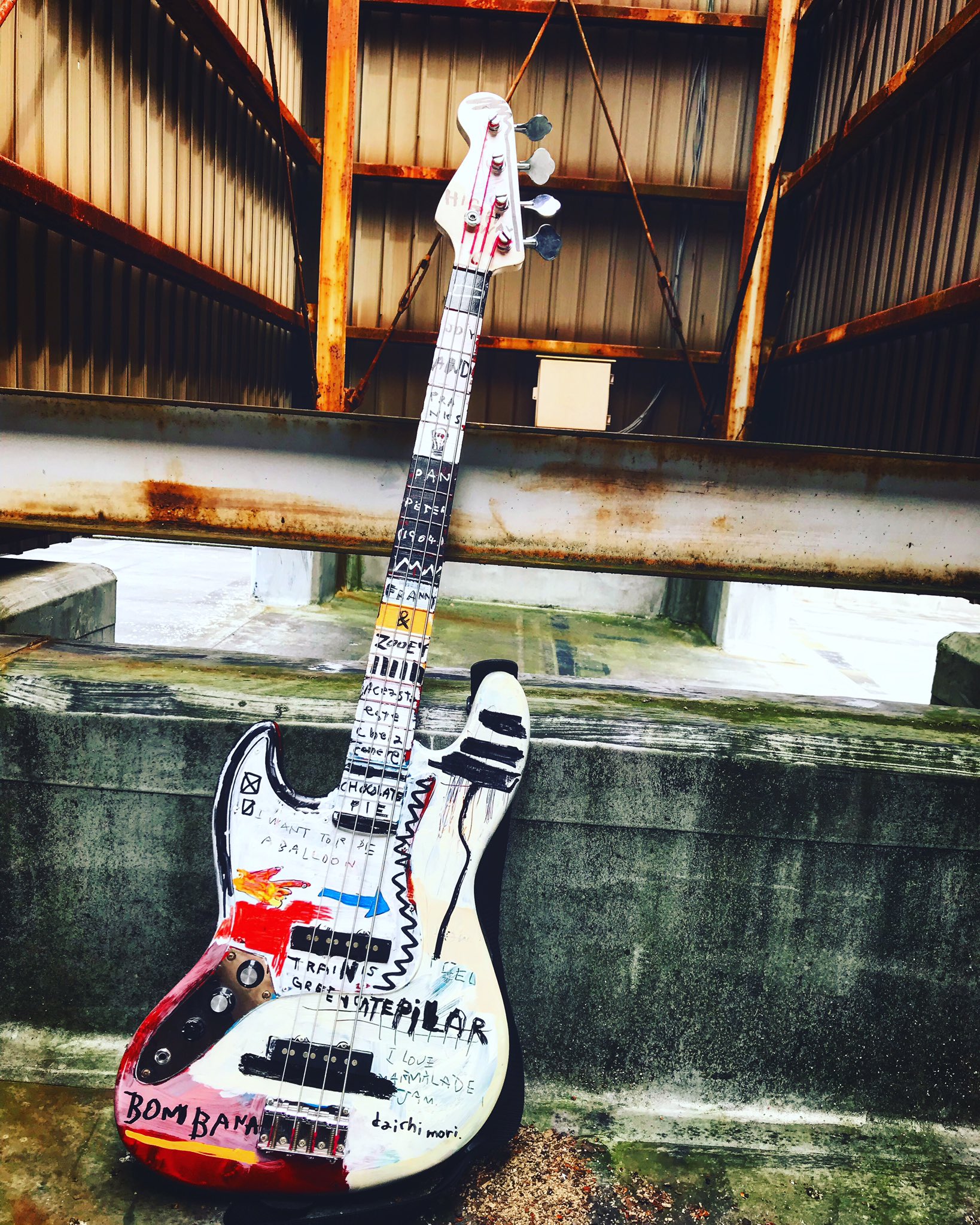 モーリー エレキベースに絵を描きました 左利き用 ロックフィルジャム 見えるおと展 で展示してました 触ってもいい様にしてあったから 結構子どもが 重いー って言いながら写真撮ってくれてました ロックフィルジャム ベース T Co