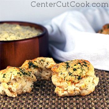 CenterCutCook's tweet image. Cheddar Bay Biscuits {Like Red Lobster}: centercutcook.com/cheddar-bay-bi… #food #recipes #bread