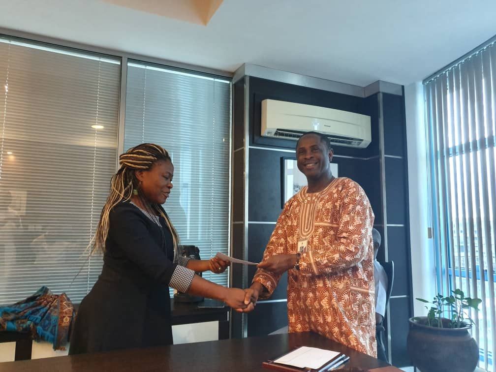 CCPLagos's tweet photo. So in recognition of the outstanding performance from members of staff, #CCP Managing Partner gave out cash awards to deserving members.
Excellent Job Deserves Appreciation.
#motivationmonday #continuousserviceimprovement https://t.co/kXPuZkBBnn