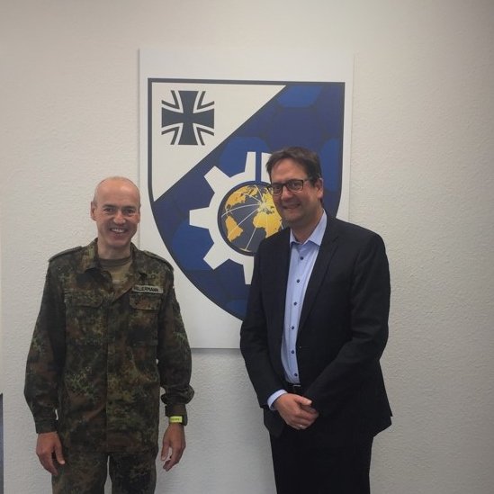 HerbrandMarkus's tweet photo. Im Zentrum für #Softwarekompetenz der #Bundeswehr habe ich mich u. a. über #Cyber-Security informiert. Die Bundeswehr ist in vielen Städten/Gemeinden ein wichtiger #Wirtschaftsfaktor & ein großer #Arbeitgeber. Ihre Einsatzbereitschaft & Leistungsfähigkeit verdienen hohes Ansehen! https://t.co/gZDjBXRW1u
