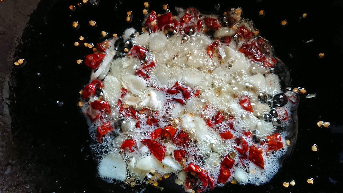 takayanx's tweet photo. 暑い時は辛いものが食いたくなる！
ってツイートをたまに見るのでやってみた。
昨日食べたペペロンチーノの準備段階ですが、
使ったゴマ油が激ウマで最後にスープも全部飲み干しちゃったのよね。
お約束で、今朝もおケツがファイヤーーーー！！🤩
劇辛最高！！
#ablabo.
#ニンニク
#トウガラシ https://t.co/b6mpsV6Isa