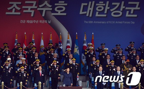 <a href="/calllee1004/">이규리</a> 사진의 포카스와 조금불편한 촬영자의 자세를 감수하고 세워찍기로  주인공 피사체만을 위한 앵글각등 다 훌륭했으며 여성특유의 귀여움 이쁜 미녀분의 여성성은 차고넘치는 경례의 모습이나 취임직후의 사진은 제외하고 그이후 경례의 예법과 우측팔과 우측손날각이  훌륭하게 교정된 레카님사진참조