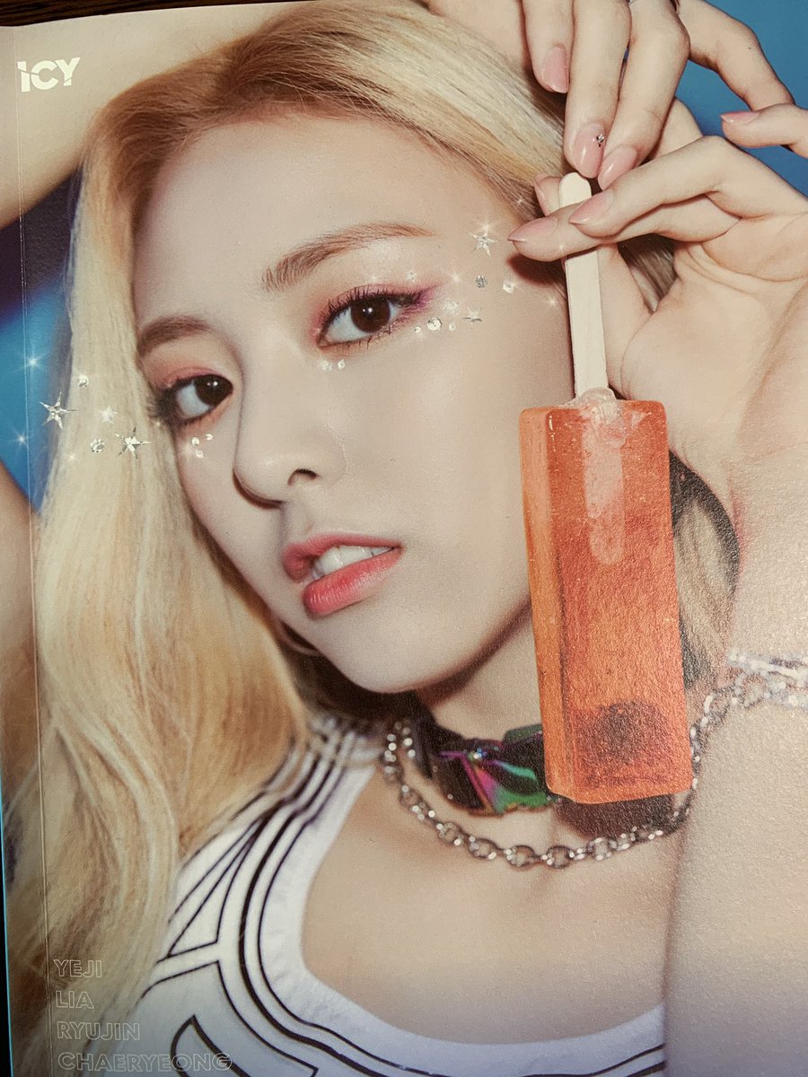 아스짱 A Twitter Itzy 交換 ブックレット ユナちゃんのブックレットとリアちゃんのブックレットを交換して下さる方を探してます 求 リア 譲 ユナ Itzy Icy Yuna ユナ Lia リア