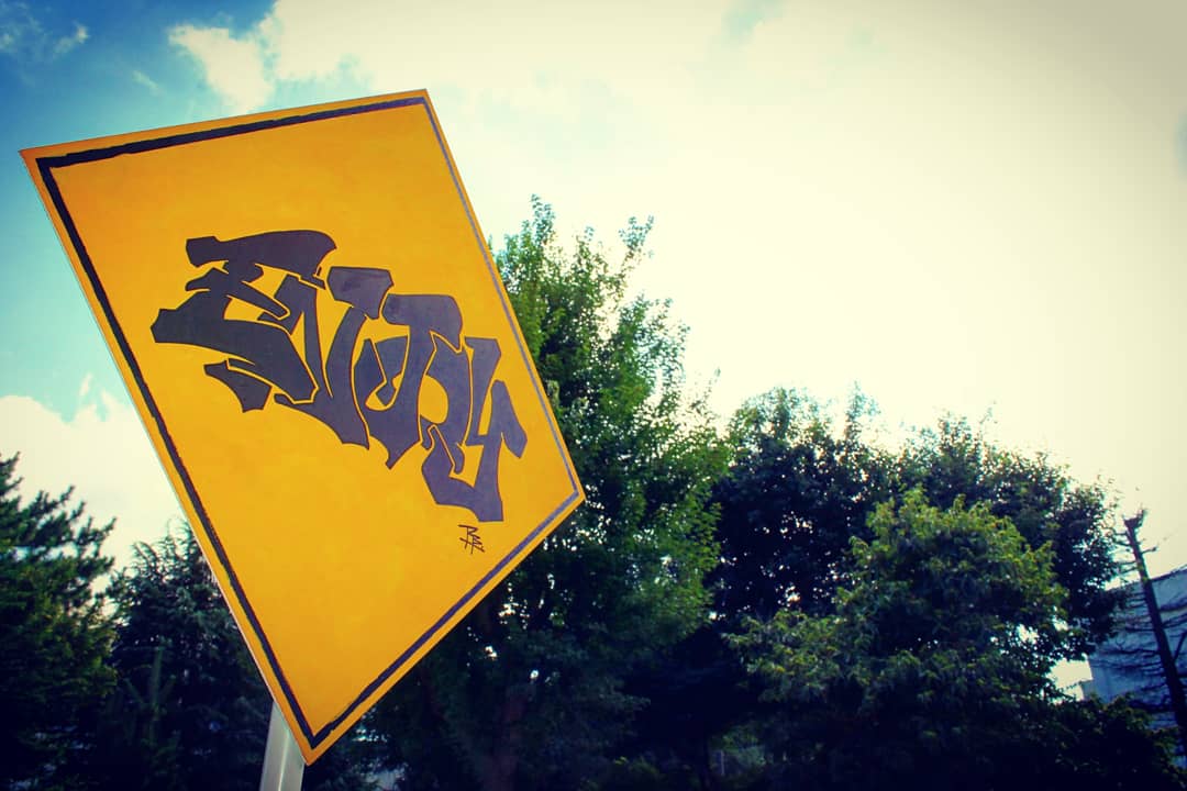 ENJOY#道路標識 風に #グラフィティ を描いてみました！#ターナー さんの #アクリルガッシユ で描きました。#人生 という道の標識としてのイメージ。ブラシの棒にくっつけ、段ボール箱に固定しての撮影。大変でした笑#graffiti #illustration  #イラスト #グラフィックデザイン #PB_Designs 