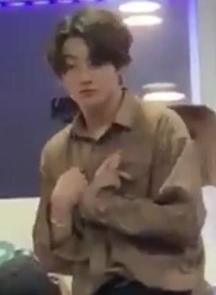 panda_pocket4's tweet image. เวลาพรีเซ้นงานกลุ่ม แล้วเพื่อนบอกให้มึงพูดเปิด

'มึงพูดสวัสดีดิ๊'

'กูหรอ? กูอีกและ?'