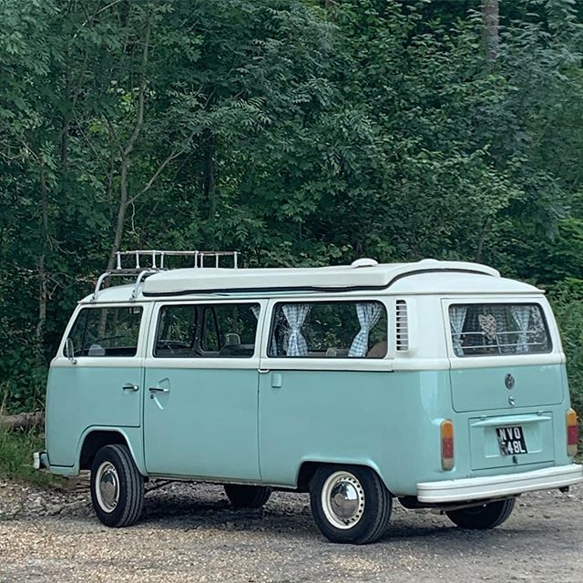 ButtercupBus's tweet photo. Belinda Bus, Parker up at @hever_castle yesterday. I took her for a family visit to #castlecanines for a day out! We got to park in prime position at the entrance! #buttercupbus #campervanholidays #campervanrental #londoncampervanhire https://t.co/yxGRVxdBqK https://t.co/gH0hsvCnhv
