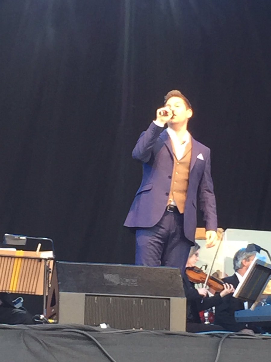 dianemitchell3's tweet photo. @JRobyns forgot I took these from the fab Greenwich concert. 🎤 🎶 🎵 https://t.co/P4szmOg5fk