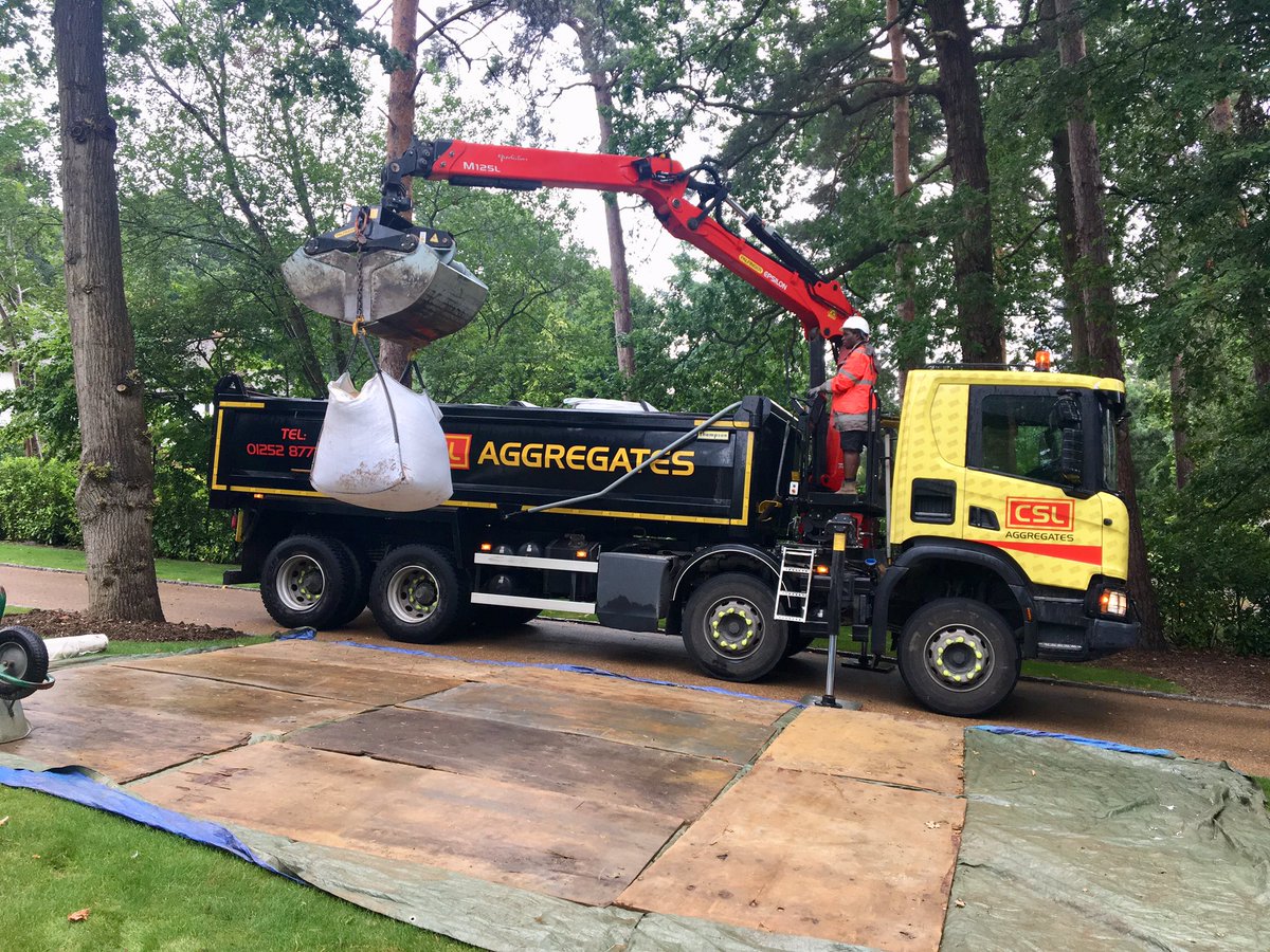 Early #start in #EastHorsley but <a href="/CSLtransport/">CSLGroup</a> #theclaw is on #time to #help #Teambuds #start the week on the front #foot 👍🏻😀 #grabbing #landscaping #gardening #getthejobdone