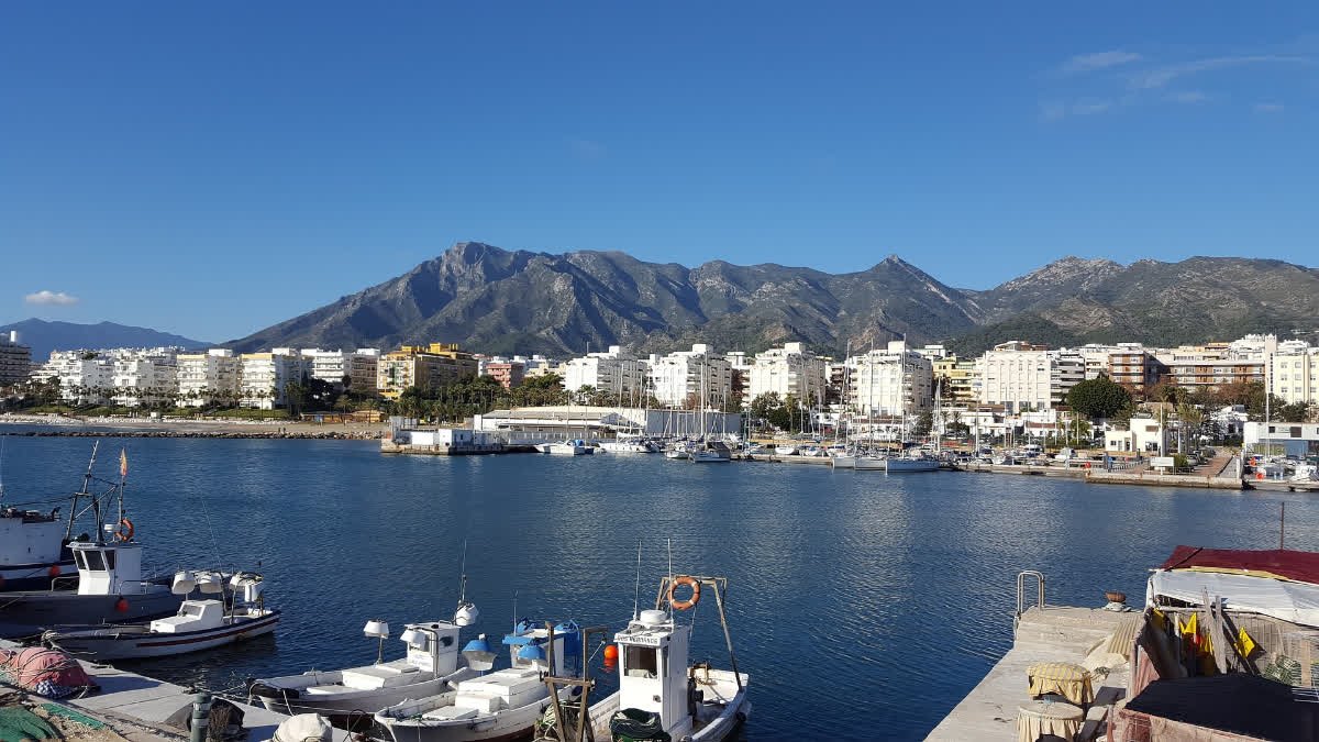 ⭐ Reasons why you should live in the #CostadelSol ⭐

❇ It's the place where you can have a walk along a golden beach, take in some breathtaking mountain scenery, go to shopping or have a dinner under the stars 

#lifestyle #Marbella