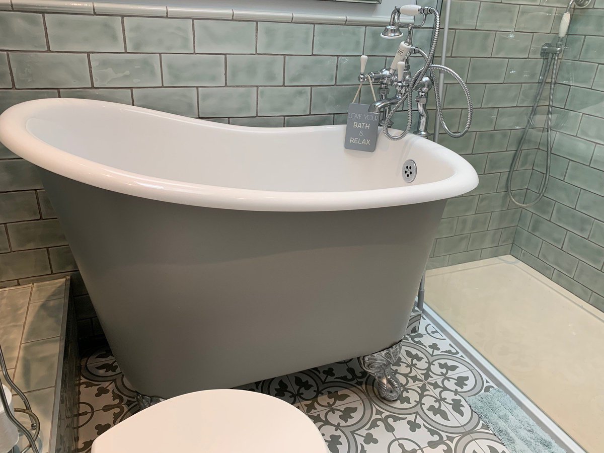 TheAlbionBathCo's tweet photo. Mrs C has sent in images of her lovely Tubby Tub painted by Albion in a colour match to Farrow & Ball Manor House Grey - we love the grey/green combination! Check out our range of baths starting at 1200mm long:
https://t.co/hgm3cDjaHS
#smallbath #freestandingbath #tinybath https://t.co/NeZqRqKwak