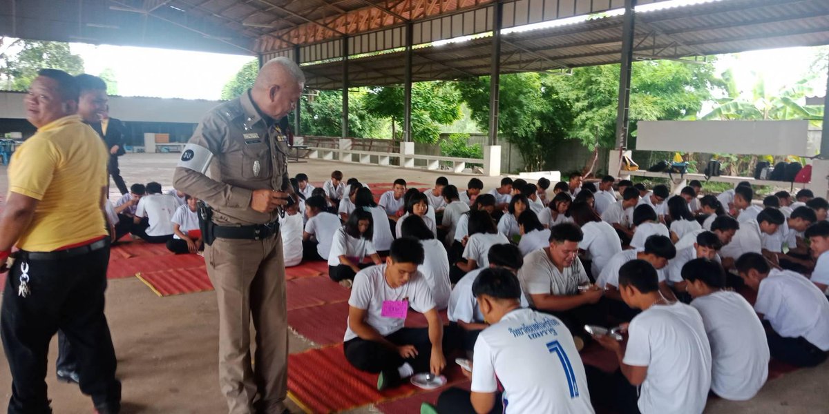 5 ส.ค.62 เวลา 09.00 น. 
ร.ต.อ.ธรรมนูญ พุฒเถื่อน รอง สวป.ฯ รรท.สวป.สภ.ม่วงเฒ่า พร้อม ชุดครูตำรวจแดร์,ชมส.สภ.ม่วงเฒ่า บรรยายให้ความรู้ด้านการจราจรและยาเสพติด ณ วิทยาลัยเทคโนโลยีบริหารธุรกิจรักไทย