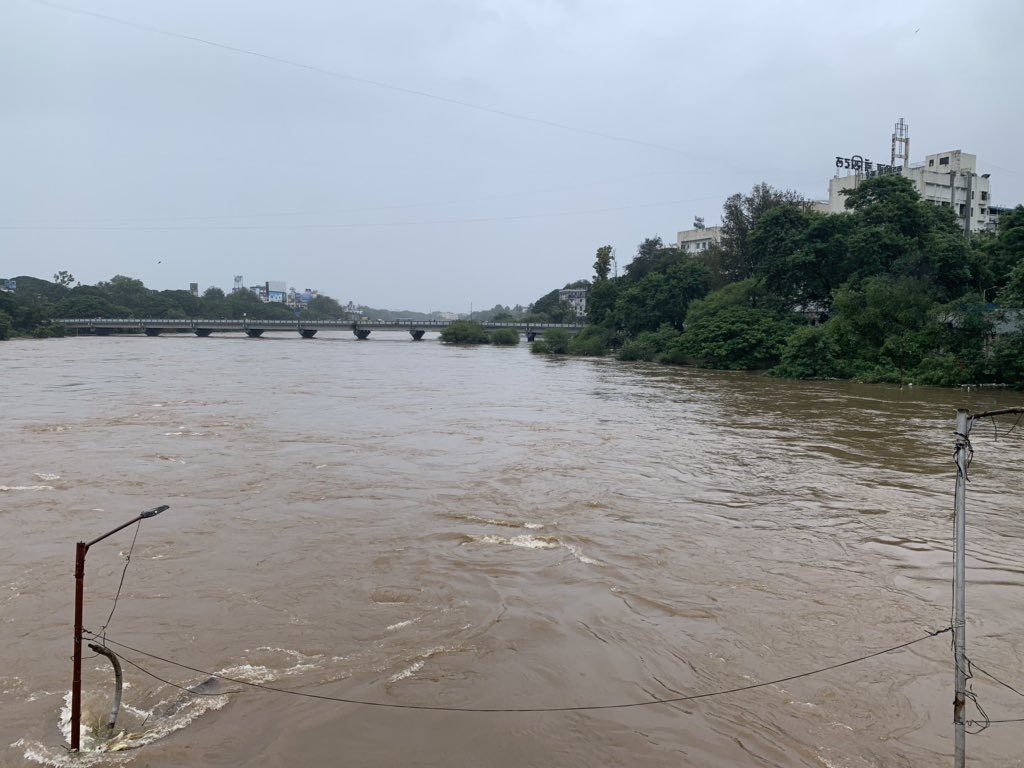muktaa's tweet photo. Water under the bridge. Water over the bridge. #BhidePool #pune #punerains #monsoon #BridgesClosed https://t.co/GCoI81jDyK
