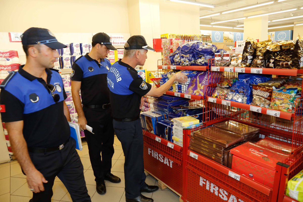 Zabıta Müdürlüğü ekiplerimiz tarafından bayram öncesi iş yerlerinde fiyat etiketi denetimi yapıldı
 
Yaklaşan Kurban Bayramı öncesi kent genelinde iş yerlerinde denetimlerini sıklaştıran Zabıta Müdürlüğü ekiplerimiz yurttaşların alışverişlerini güvenle yapması için çaba harcıyor.