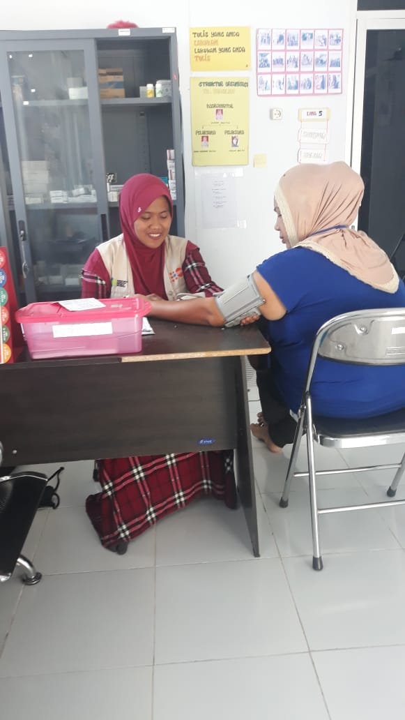 UNFPAIndonesia's tweet photo. Women in temporary shelters partner with the #TrainedMidwives at the #ReproHealth posts for #HealthyPregnancy, #SafeChildbirth &amp; #FamilyPlanning in post disaster Central Sulawesi. @kemenkes @ppibi @americares @dfat https://t.co/L6GSDH160N