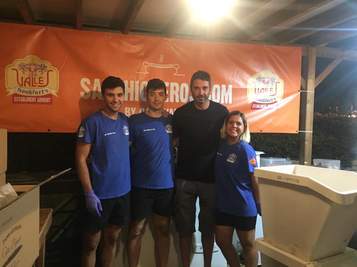 salchicheros's tweet photo. A sido una Santa Semana en @La_SantaMarket con la visita del gran Juan Carlos Navarro @FCBbasket  el contiertazo @Los40  con @31FAM_ ... y muchos 🌭🍔🍟 https://t.co/uQPcNVx8tl
