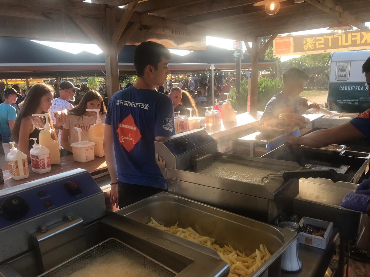 salchicheros's tweet photo. A sido una Santa Semana en @La_SantaMarket con la visita del gran Juan Carlos Navarro @FCBbasket  el contiertazo @Los40  con @31FAM_ ... y muchos 🌭🍔🍟 https://t.co/uQPcNVx8tl