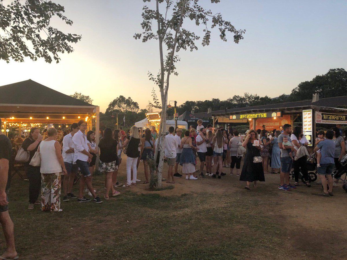 salchicheros's tweet photo. A sido una Santa Semana en @La_SantaMarket con la visita del gran Juan Carlos Navarro @FCBbasket  el contiertazo @Los40  con @31FAM_ ... y muchos 🌭🍔🍟 https://t.co/uQPcNVx8tl