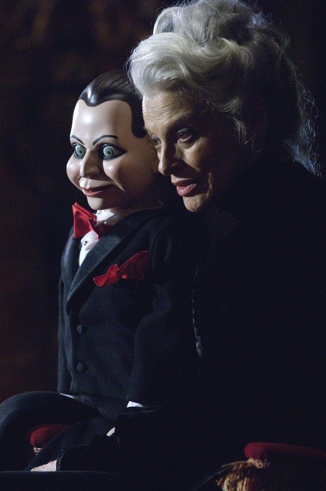 silly_boney's tweet photo. Dead Silence 8/10

Ventriloquist horror film. Dari director SAW! Kisah ventriloquist yg kne kerat lidah &amp; dibiar mati sbb difitnah culik budak. Before dia mati, Mary Shaw minta supaya mayat dia ditukar jadi patung &amp; dikuburkan dgn 100 anak-anak patung dia. 

Bebenang film review. https://t.co/QS9rvQb0t3