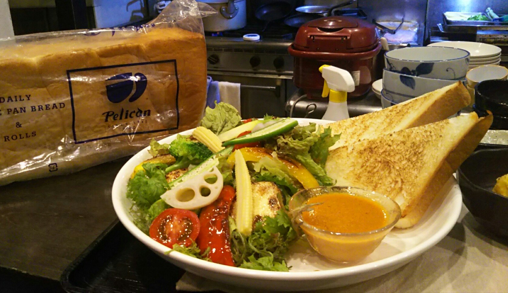 ずみちゃん 神保町で 蔵や を間借りしてランチ営業してる あたくカフェ どうやら明日 ペリカンパン祭wらしい ホットサンドにしたペリカンパン食べたいなあ ペリカンパン ランチ 間借りカフェ 神保町 サラダボウル ホットサンド トースト