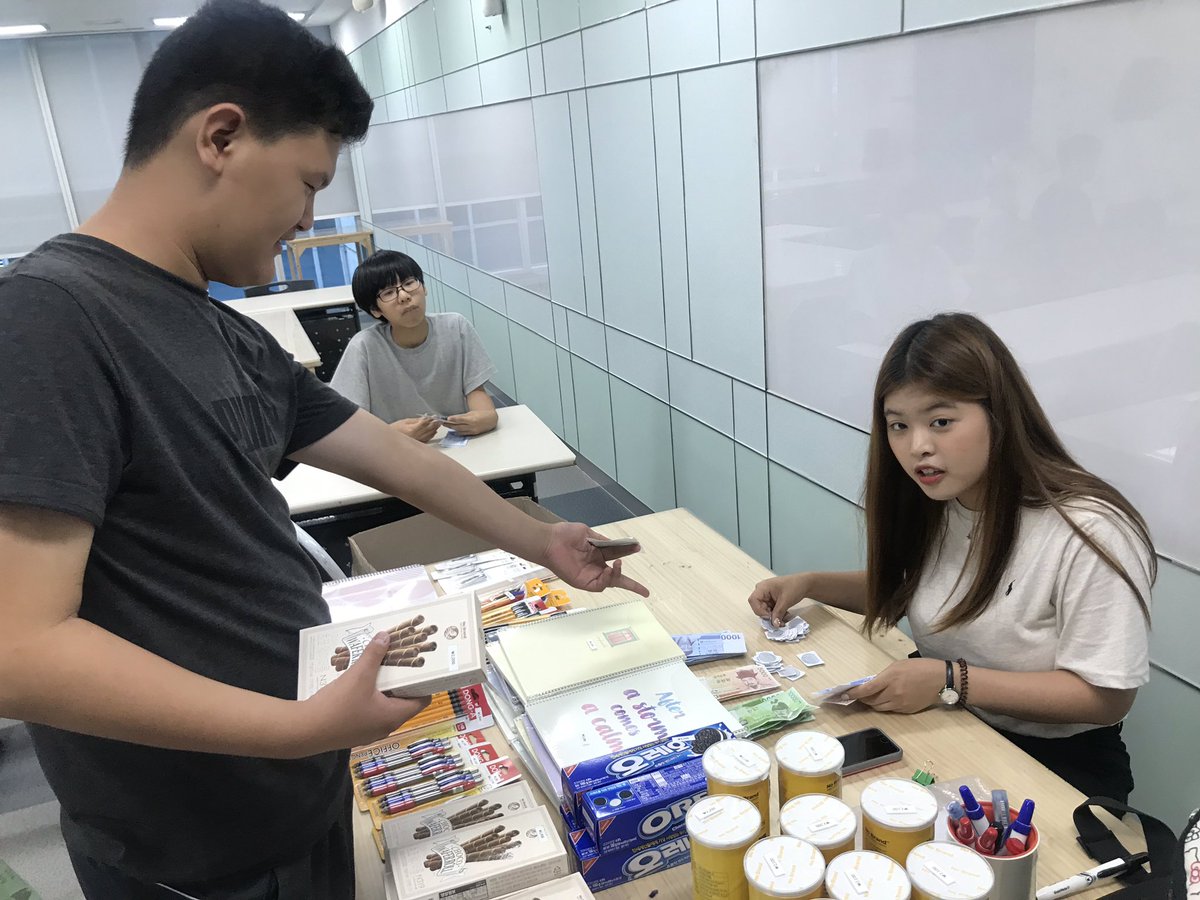 #성남시청소년재단 (이사장 은수미) #중원청소년수련관 #방과후아카데미 #경기남부장애인재활협회
오늘을 징검다리 청소년들을 대상으로 금전관리 교육을 진행 하였습니다🙌🏻 청소년들의 올바른 소비습관 저축의 생활화를 위한 교육을 통해 징검다리 청소년의 올바른 소비문화 정착에 힘쓰겠습니다👊