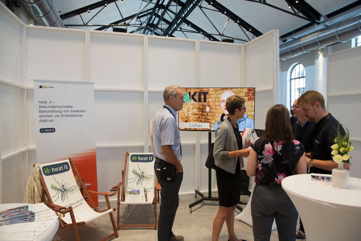 LifeScienceAcc's tweet image. Just 13 days left: If you haven´t got @heat_it_startup´s anti-insect bite device yet, order it at startnext.com/heatit. Pic below by Lichtgut/Leif Piechowski at @IMbawue´s #digitalbw Festival „Zukunft_Gesundheit_Digital“.