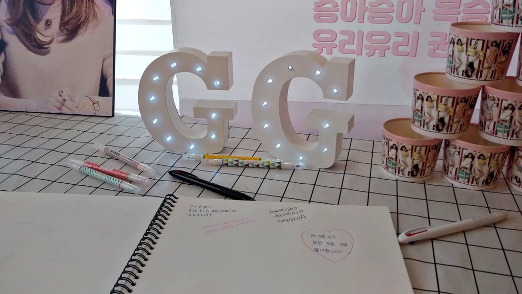 wkwntorrhl's tweet photo. 묭콘 가기 전 잠깐 다녀왔는데 시간만 많으면 하루종일 있고 싶었어요..ㅠㅠ 소녀시대로 가득한 곳에서 시간 보낼 수 있어서 너무 좋았습니다❤ @_the_august 
#HappyGGDay
#12년동안_함께_걸어온_이길을_소원해
#그_여름_2019 https://t.co/IBTfUt3aE9