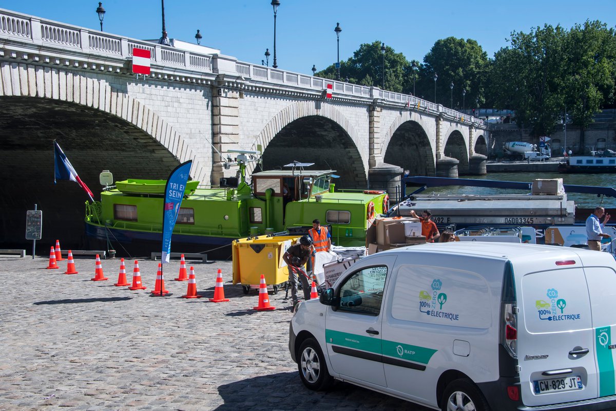 RATPgroup's tweet photo. [Développement durable] 15 tonnes de déchets collectés et une dizaine de camions en moins dans Paris grâce à la déchetterie fluviale #TriEnSeine ▶️ Expérimentation réussie pour le quartier Les 2 rives ♻️😀  https://t.co/l4KDLQJNEW https://t.co/IBb78AawiK