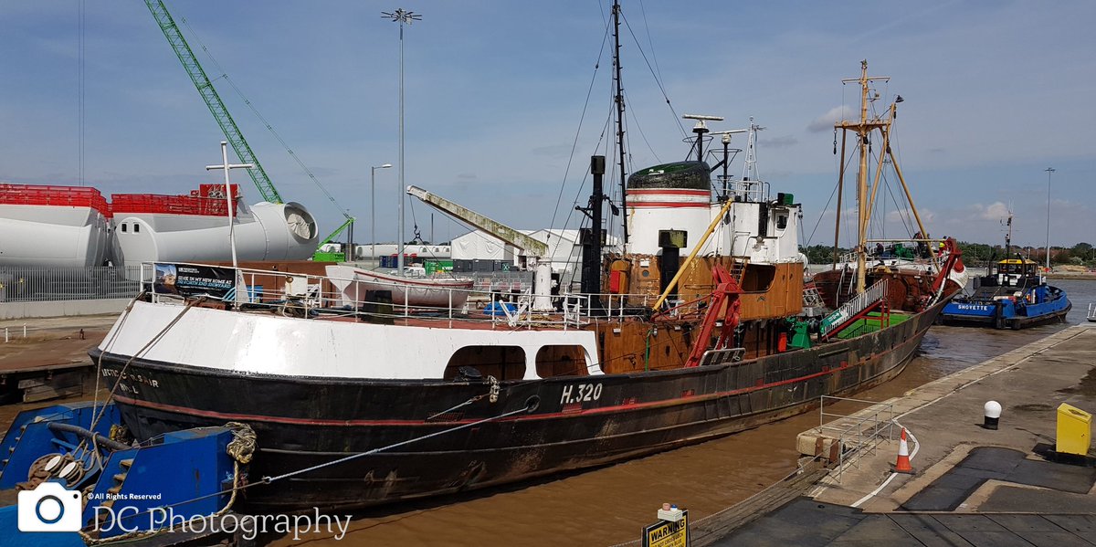 montz68's tweet photo. @CEXHCC @Hullccnews @HeritageFundUK Departing the lock at Alexandra Dock, a familiar sight from your past Matt 😉 https://t.co/WCbI2uZz2N