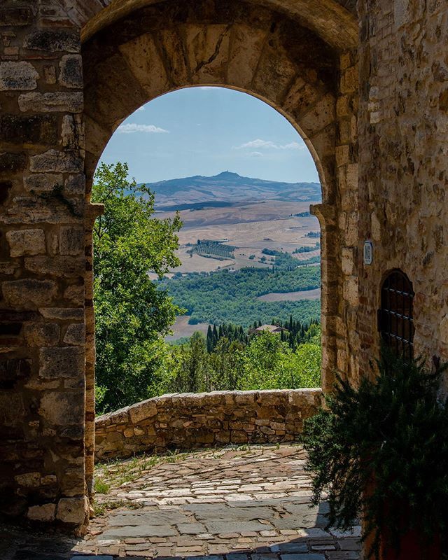 AntonioCinotti's tweet photo. Vignoni Alto, un borgo fuori dal mondo che si affaccia sulla Val d’Orcia e dalla cui porta si ammira il Castello di Radicofani. Sarei curioso di sapere quanti miei amici ci sono mai stati! 😜😜 #vignoni #aroundsiena https://t.co/cEZsas0Ej4 https://t.co/A9O0RRr2ph