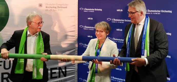ekhn_de's tweet photo. Die evangelische Kirchentagspräsidentin für den 3. Ökumenischen Kirchentag in Frankfurt am Main, Bettina Limperg, wirbt für den Dialog mit Mitgliedern, Sympathisanten und Wählern der AfD. #oekt https://t.co/PFmPpKi5U9