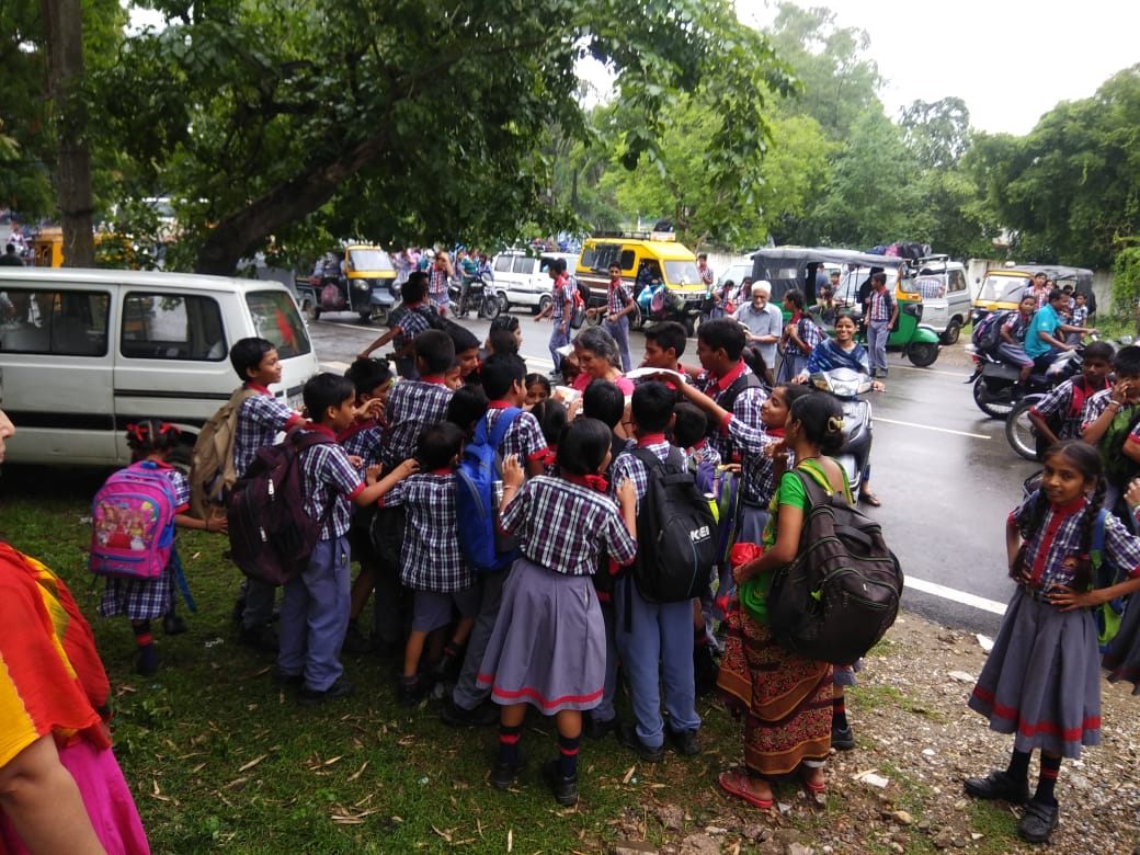 aromaTaruvilla's tweet image. #KashmirParFinalFight #ModiHaiToMumkinHai @narendramodi #firstpilot @udaipur  Ashutosh Tewari 85 yrs celebrating day distributing sweets to students of central &amp;amp; happy home school and to all passing Desh bhakt