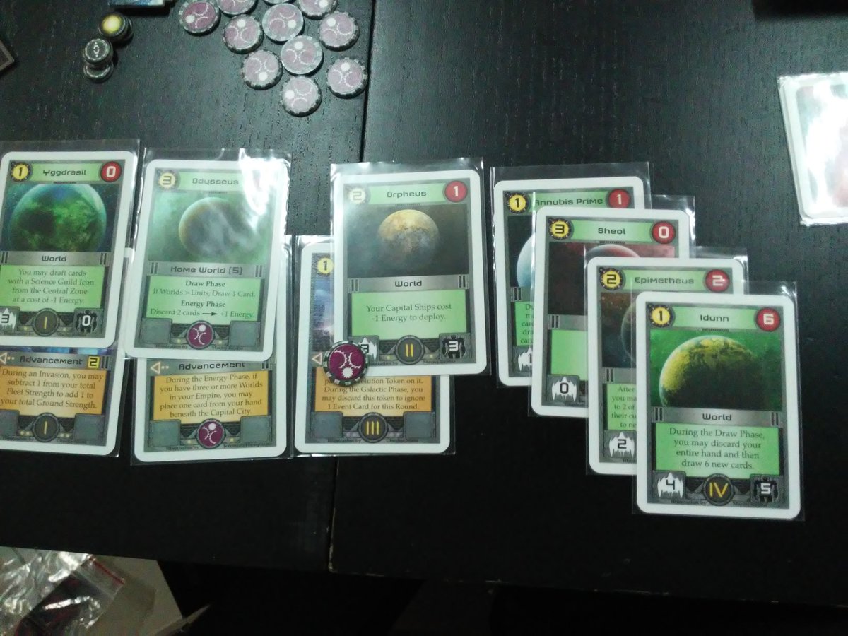 jesusm_gomez's tweet photo. #CoreWorlds es un deckbuilding viejunete que debió ser de los primeros en meterle "añadidos" más allá de la construcción de mazo. Quizás no sea un imprescindible pero está bastante bien @DA2juegos https://t.co/j08mf6cAoC