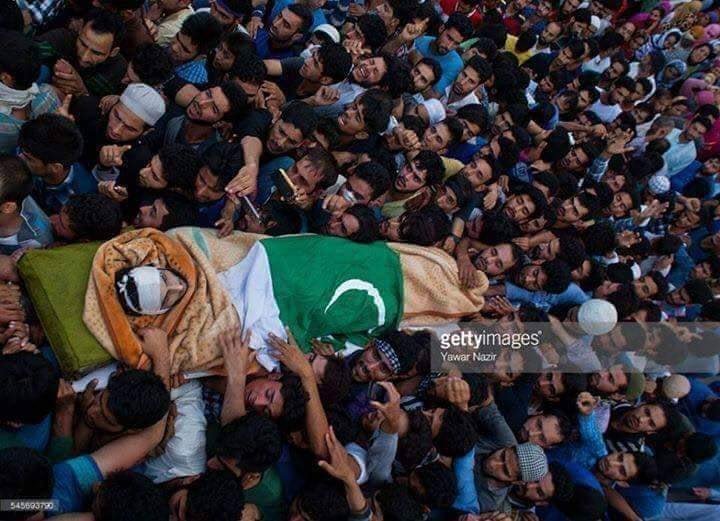 HasKhan14's tweet photo. روتی ہے کشمیر کی دھرتی روتے ہیں انسان
شاید ہم کو بھول چُکی ہے ارضِ_پاکستان😥
#StandWithKashmir❤️
#StopKillingAtLOC
#SaveKashmirSOS https://t.co/61UgMxtixf