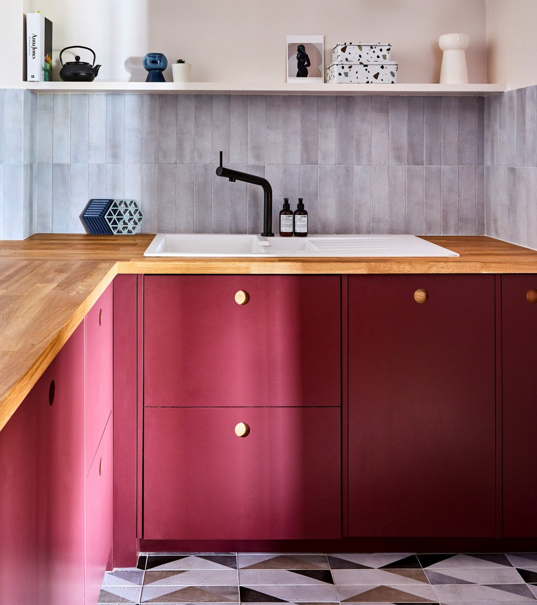 NAKEDKitchens's tweet photo. We are in love with this burgundy kitchen designed by @insideherhome! If you are looking for a beautifully simple way to update your kitchen cabinets check out our sister brand @nakeddoors! 

#NakedDoors #Bespoke #Custom #Fronts #Burgundy #Colour #KitchenRenovation https://t.co/nZ4quM8TBQ