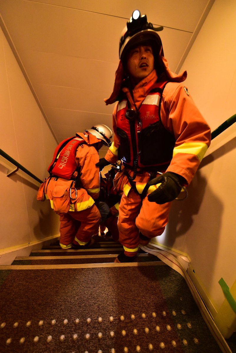 日本海事新聞写真部 訓練では大型消防救助艇 おおえど から防火服を着用した海上保安官と消火ホースや担架を持った消防士が次々と同船船内へと乗り込み 停電した客室から出ることができない負傷者を捜索 救助しました