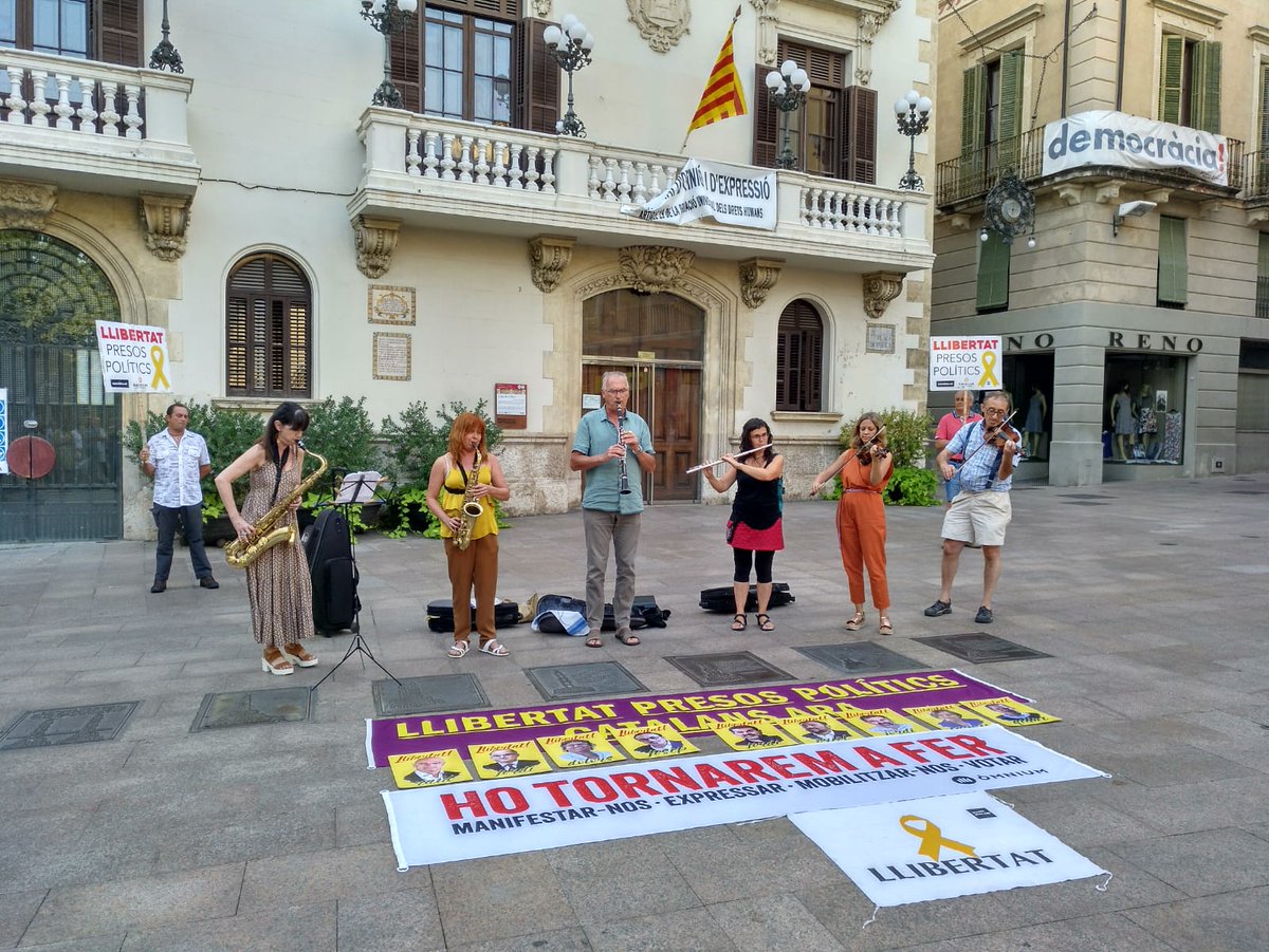 Avui com cada vespre hi hem tornat. Fa un any i 264 dies que toquem per vosaltres. No ens aturarem, us volem lliures. <a href="/raulromeva/">Raül Romeva i Rueda</a> <a href="/junqueras/">Oriol Junqueras 🎗️</a> <a href="/joseprull/">Josep Rull i Andreu</a> @jordialapreso <a href="/quimforn/">Joaquim Forn</a> <a href="/omnium/">Òmnium Cultural</a>  <a href="/assemblea/">Assemblea Nacional Catalana</a> <a href="/jcuixart/">Jordi Cuixart</a> <a href="/jorditurull/">Jordi Turull i Negre</a> <a href="/ForcadellCarme/">Carme Forcadell Lluís</a> <a href="/dolorsbassac/">Dolors Bassa</a>