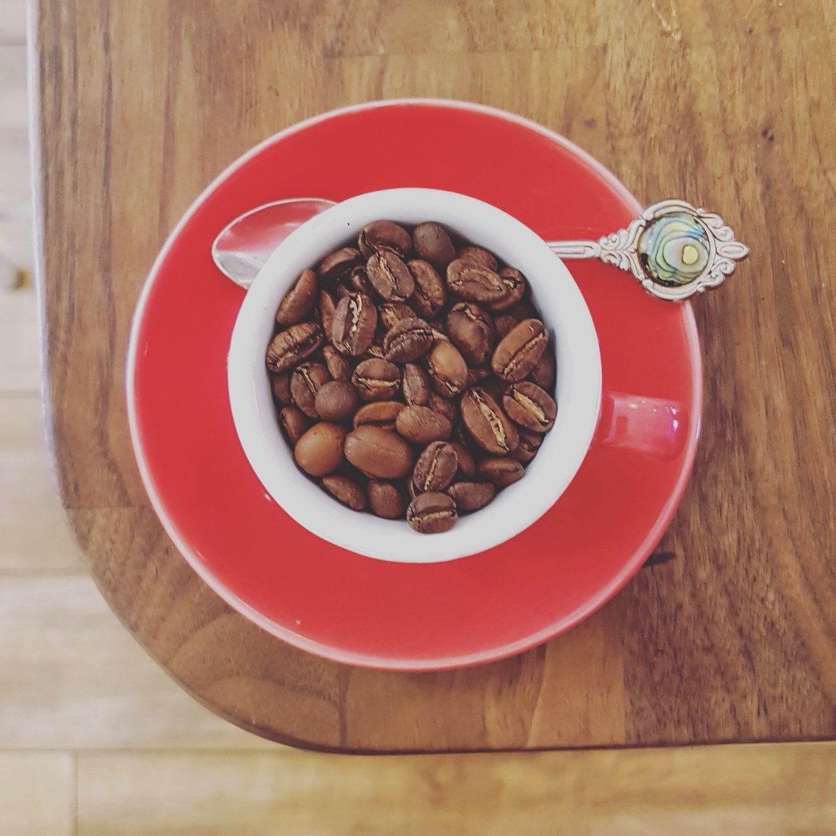 Guest coffee of the moment is a beauty!! 
Peru Lambayeque! Medium to full roast, it's smooth with a nutty and sweet finish.

#coffee #peru #lambayeque #artisancoffee