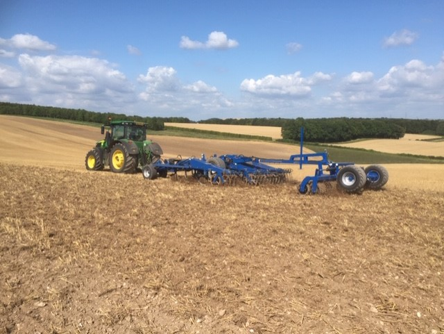 SamagriLtd's tweet photo. Spent a lovely day last week installing new #PWARollers in #Hampshire. Looks great being pulled by a #Kockerling 4.6m #Vector 😁 https://t.co/FSUNNWo9bF
