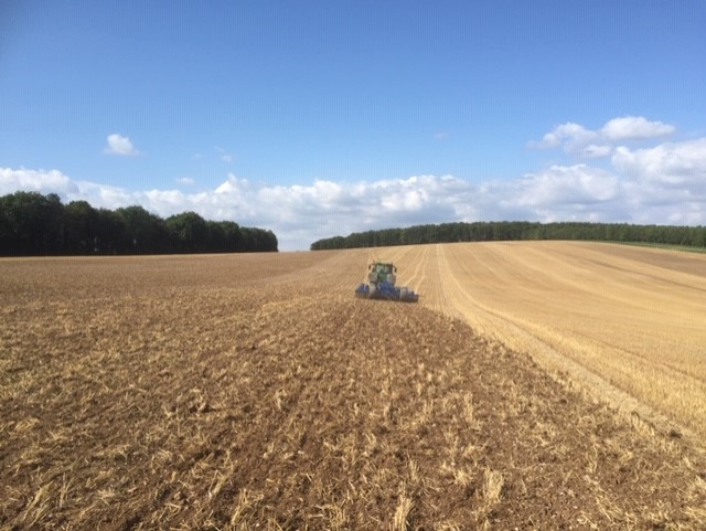 SamagriLtd's tweet photo. Spent a lovely day last week installing new #PWARollers in #Hampshire. Looks great being pulled by a #Kockerling 4.6m #Vector 😁 https://t.co/FSUNNWo9bF