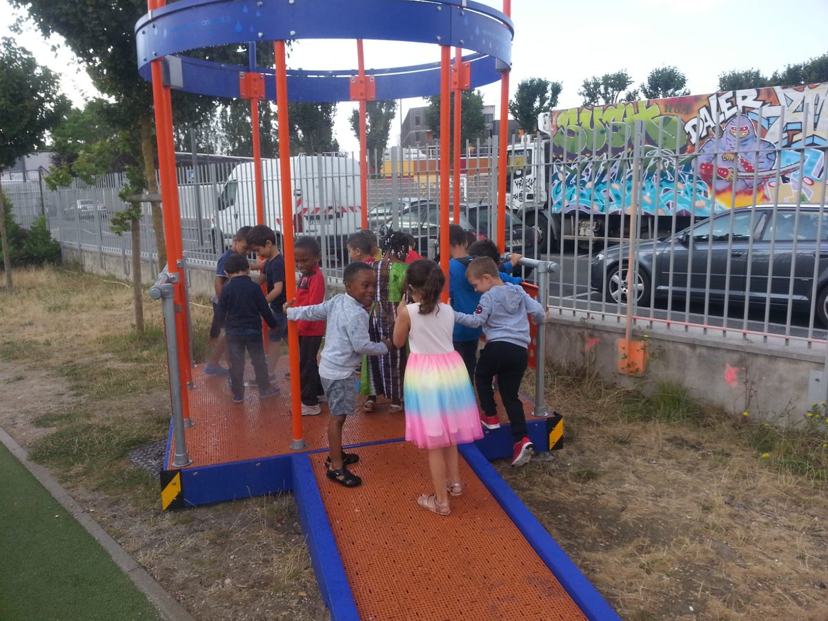 Monsieur Olivier Klein, Maire de Clichy-sous-Bois à inauguré en présence des enfants de l'école Henri Barbusse, un nouvel îlot de fraicheur Kiosque ilo'O® devant le complexe sportif. 
2 autres îlots de fraicheurs ont été installé : Pelouse de la mairie  et Square du Chêne Pointu.