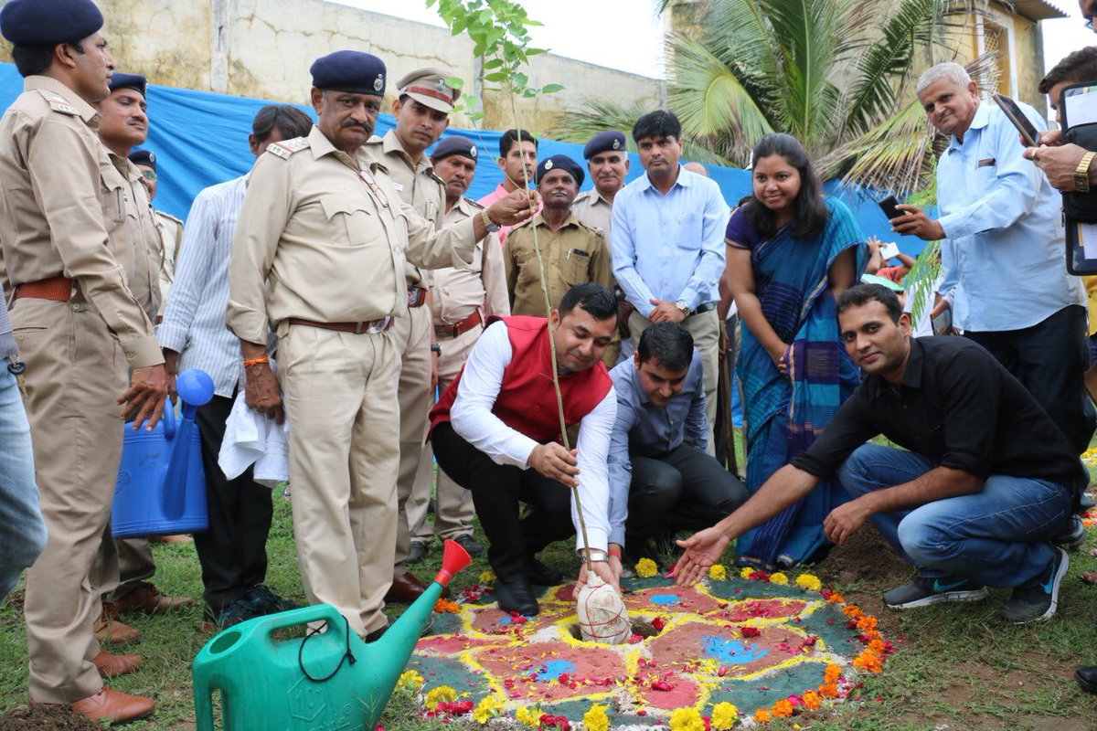 ajayprakash_ias's tweet photo. Had a wonderful time engaging in tree plantation along with fellow officers (Superintendent of Police, Deputy Conservator of Forests, Assistant Collector, Mamlatdar etc)  on the occasion of Van Mahotsav.

This is the least one can do for our environment.
And it is lot of fun too! https://t.co/jmZwuwIAmd