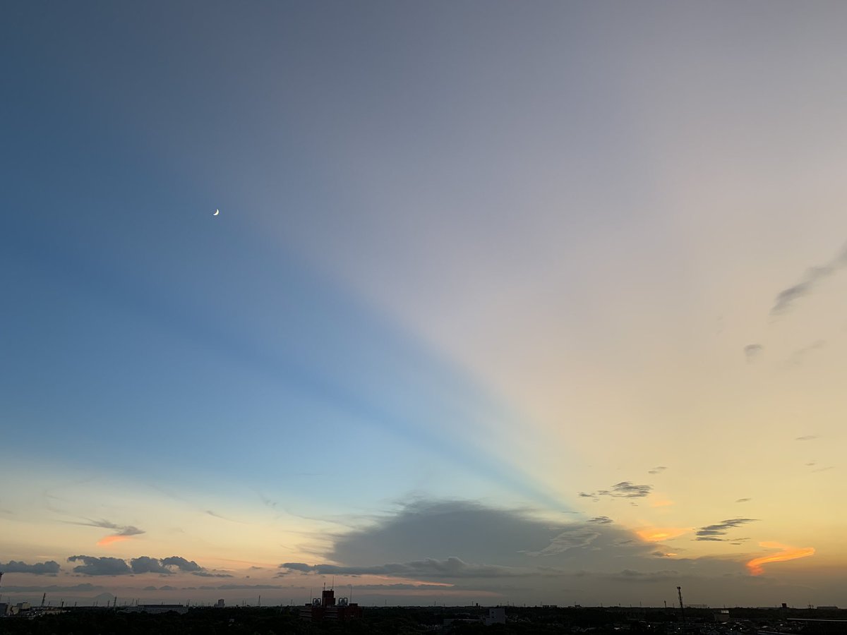 荒木健太郎 薄明光線と反薄明光線 西の空で太陽が積乱雲の後ろに隠れて広がった薄明光線と それが東の空まで広がった反薄明光線 スマホでパノラマ撮影したら繋がってるのがよくわかります 雲と夕空が生み出す光の魔法 T Co Zhfga6m6lj