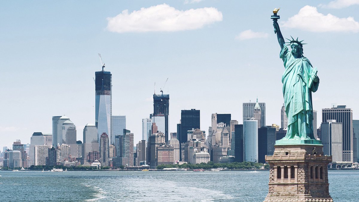 TUIDeutschland's tweet image. Freiheitsstatue, Brooklyn Bridge und Times Square - #NewYork steht wohl auf (fast) jedermanns Reise-Wunschliste. 🗽🤩 Kollegin Helke hat sich ihren Traum erfüllt und verrät euch auf dem #TUIBlog ihre Top-Spartipps für den Big Apple: tui.com/blog/new-york-…